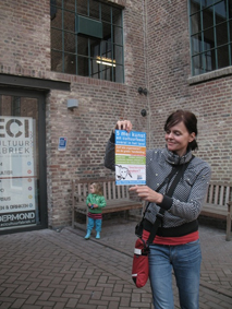 Moniek met 5meicultuurpostertje bij ECI cultuurfabriek in Roermond